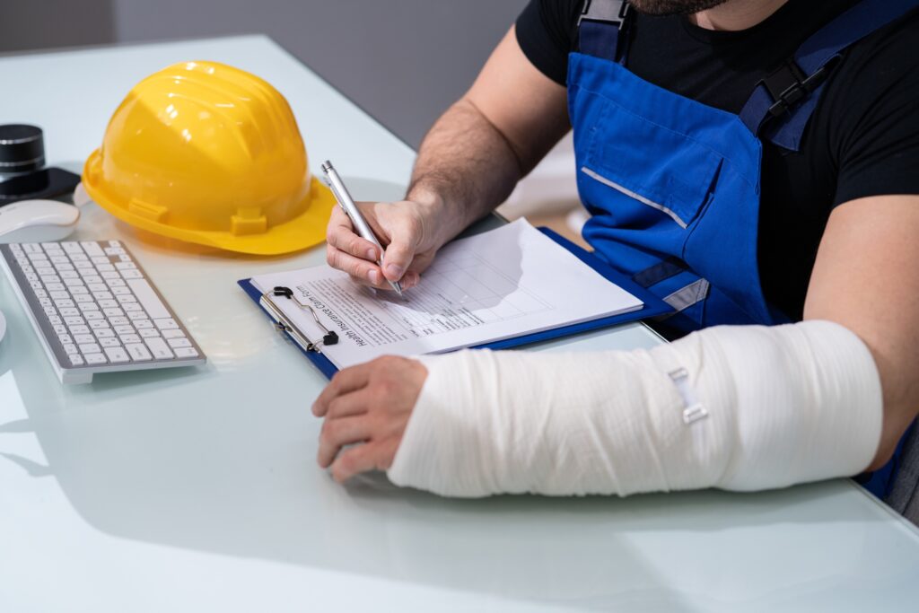 An employee with a cast on their arm learning about Disability Insurance.
